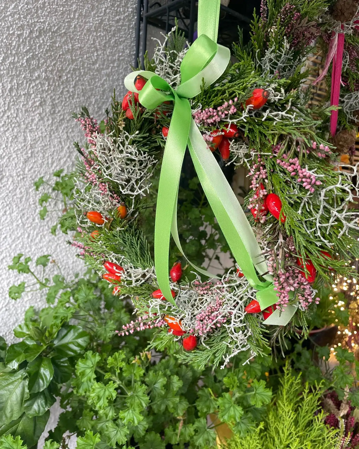 Herbstkranz mit grüner Schleife an der Ladentür