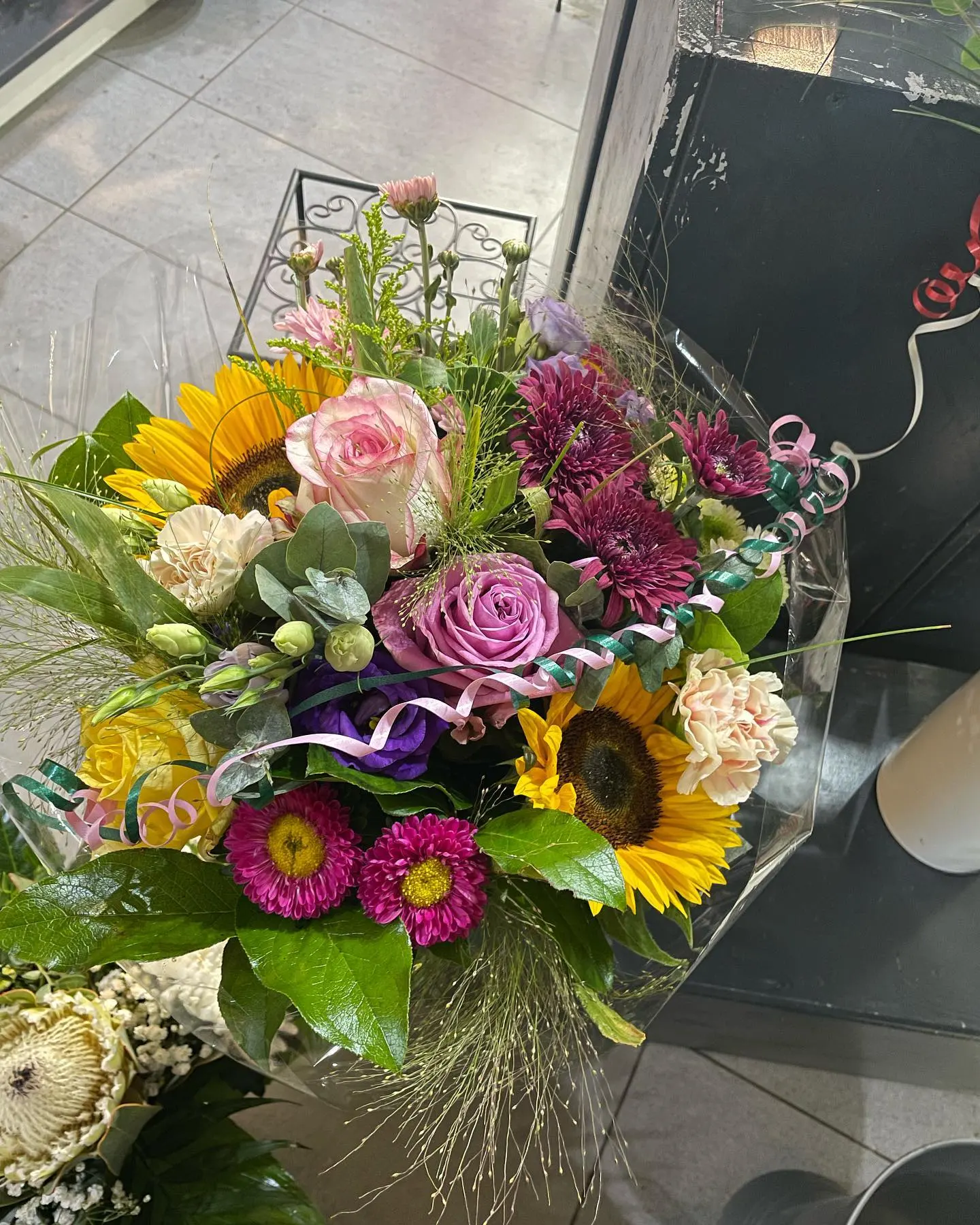 Strauß mit Sonnenblumen, Rosen und Astern