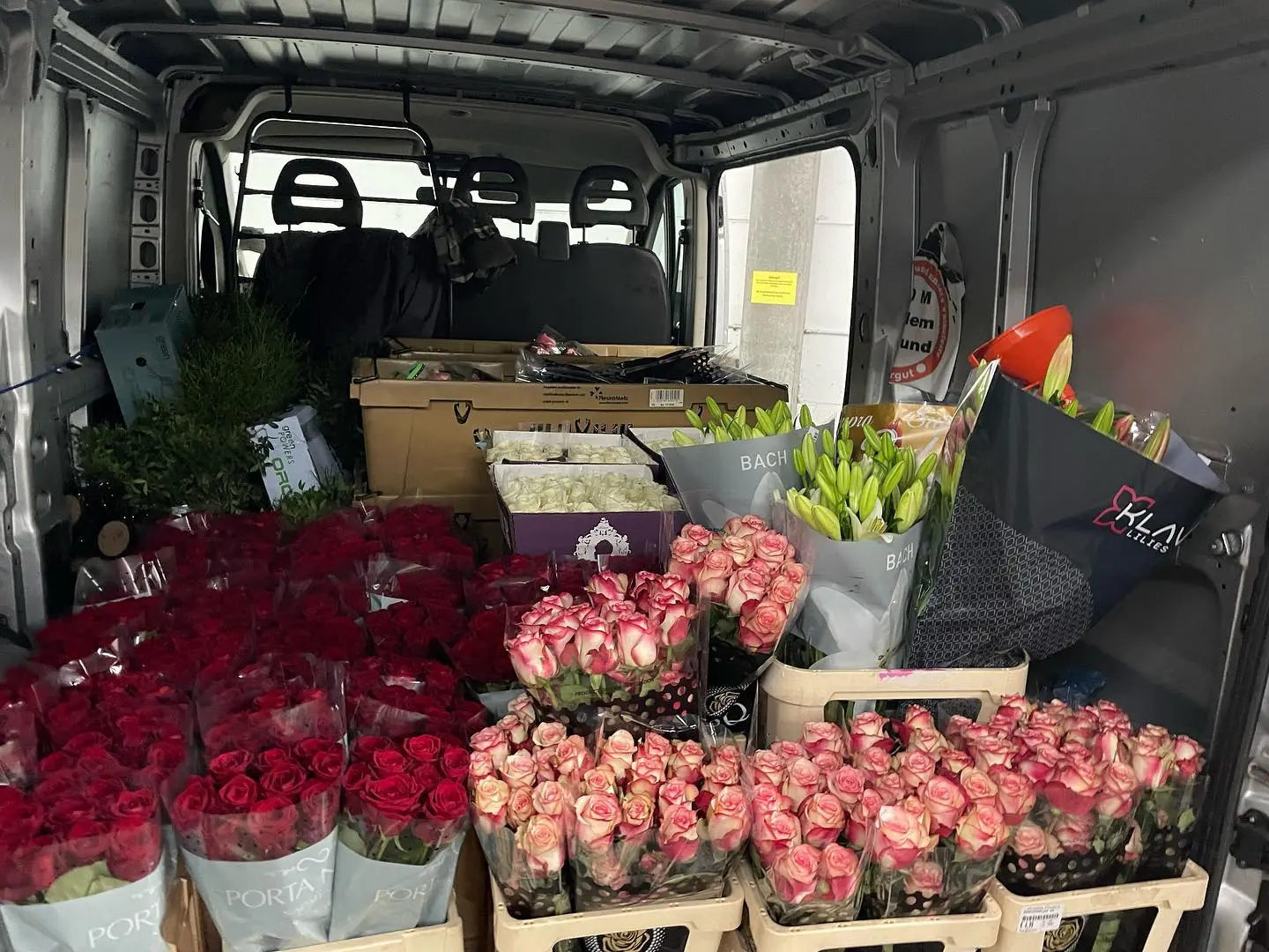 Lieferwagen voll mit frisch gebundenen Rosensträußen