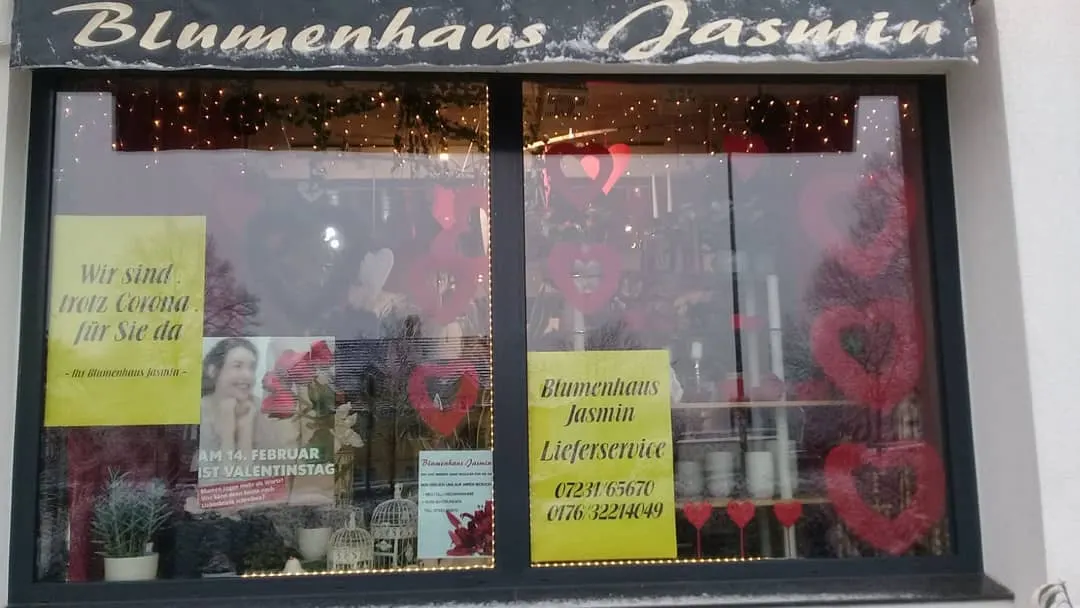 Schaufenster mit Schriftzug Blumenhaus Jasmin