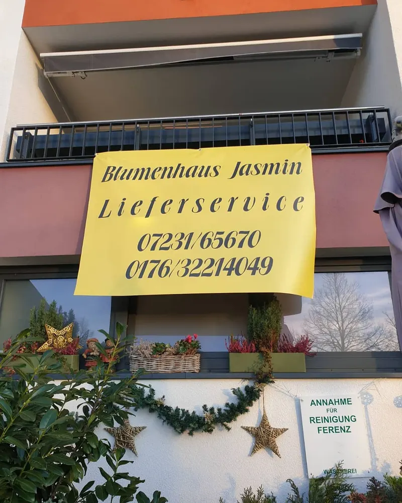 Schild am Blumenhaus Jasmin: Lieferservice 07231 65670